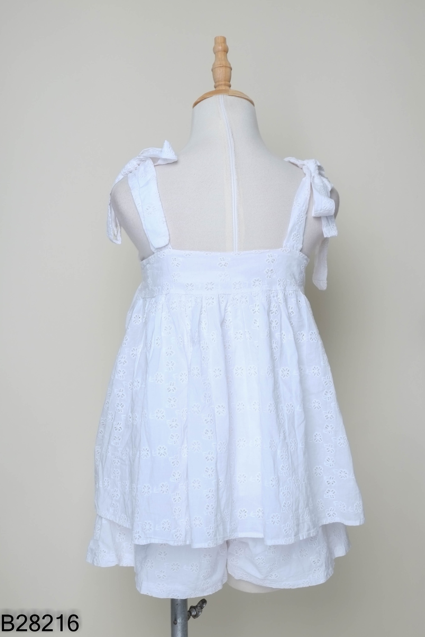 SET Áo trắng hai dây + quần short