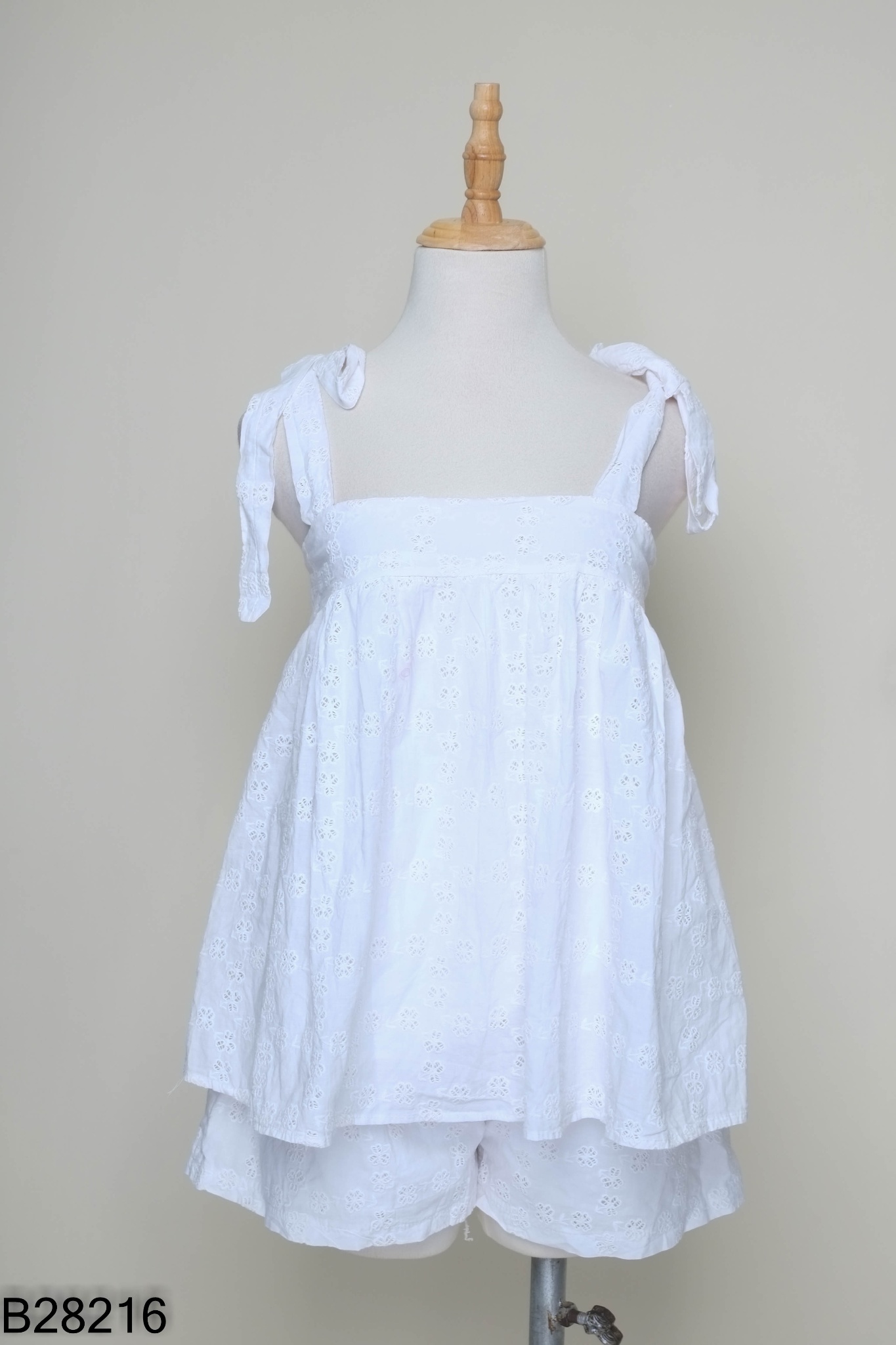 SET Áo trắng hai dây + quần short
