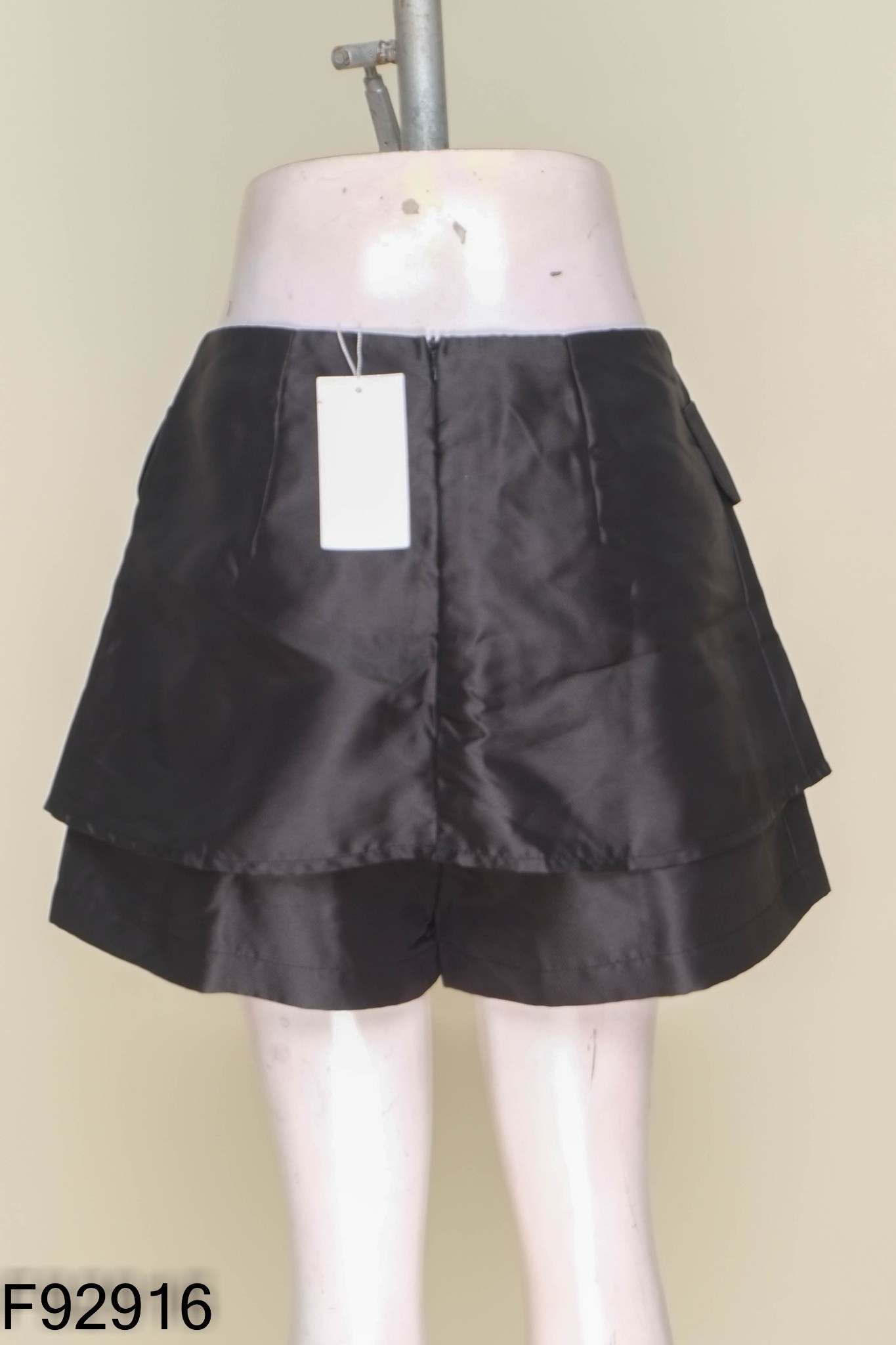 Quần short đen trơn giả váy