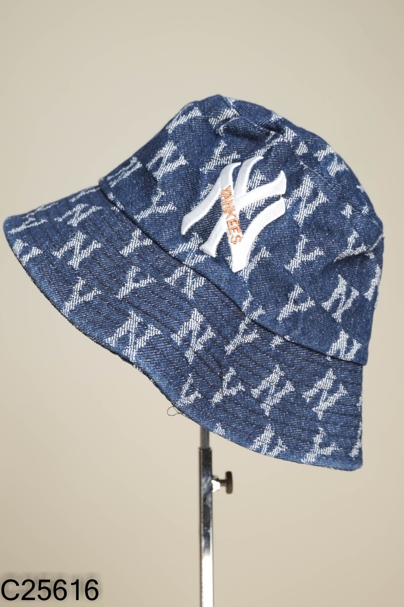Mũ bucket jeans xanh họa tiết trắng
