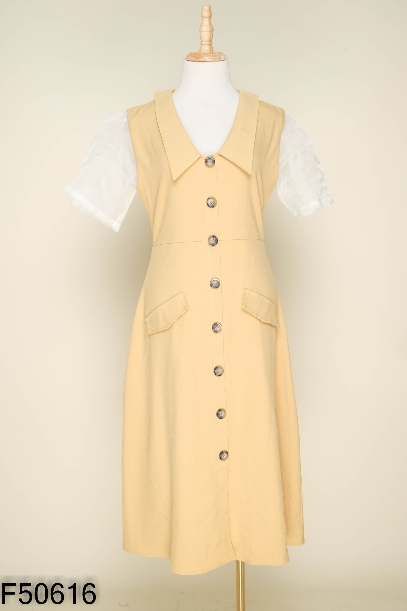 Váy MẨU BOUTIQUE vàng cổ bẻ tay trắng