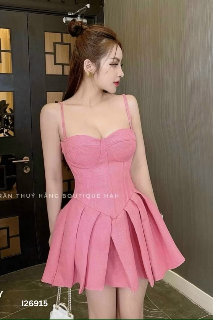 Váy hai dây hồng trơn