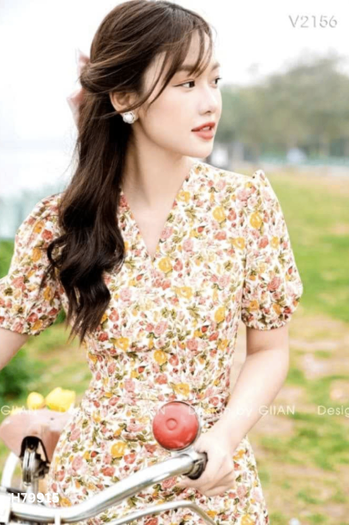 Váy GIIAN trắng hoa đỏ vàng