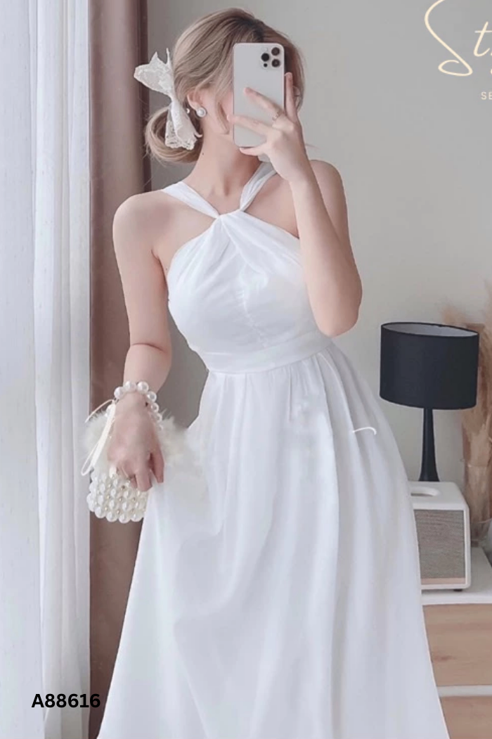 Váy chiffon trắng cổ xoắn