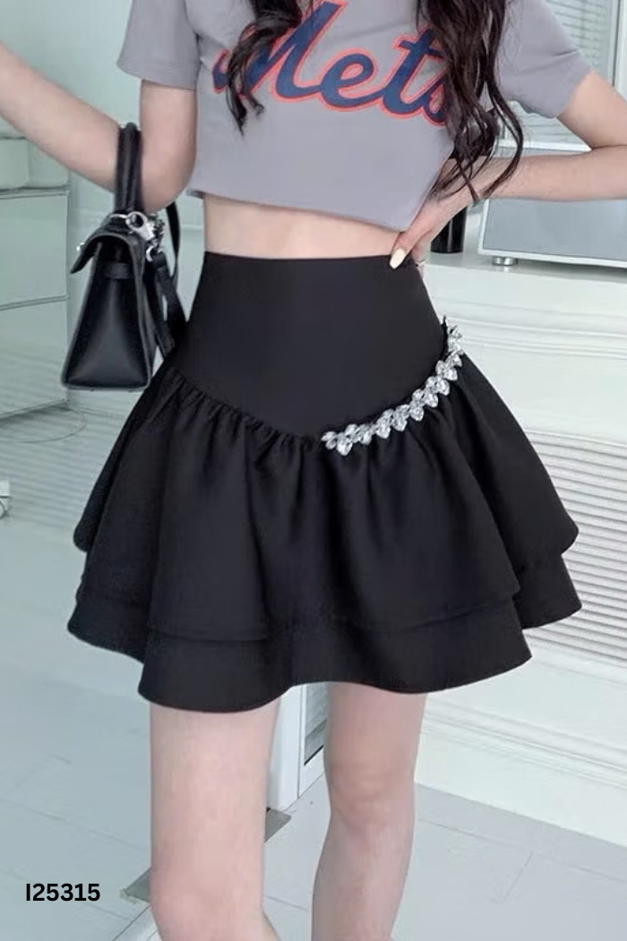 Chân váy đen trơn đính đá