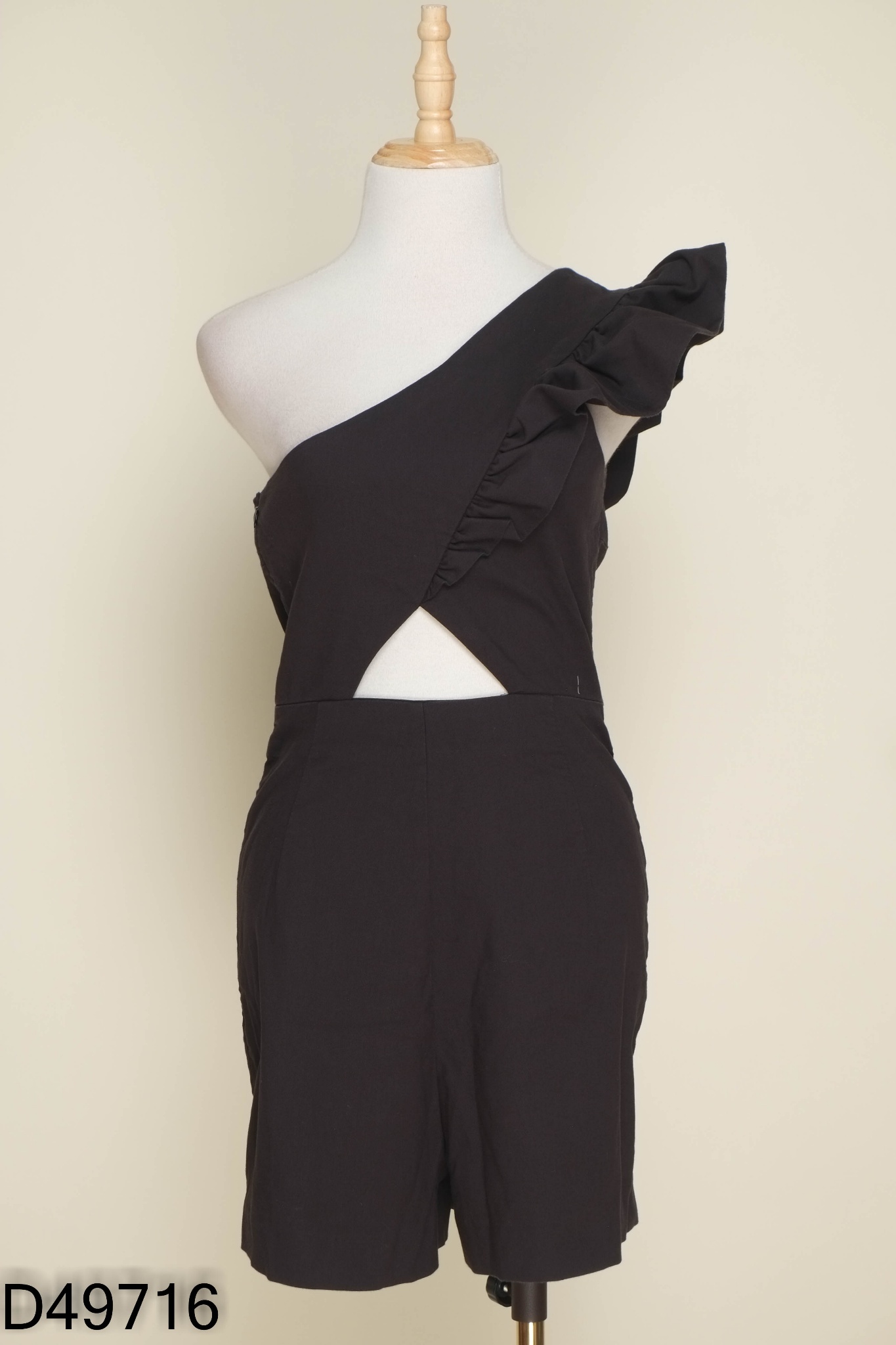 Jumpsuits đen trơn lệch vai