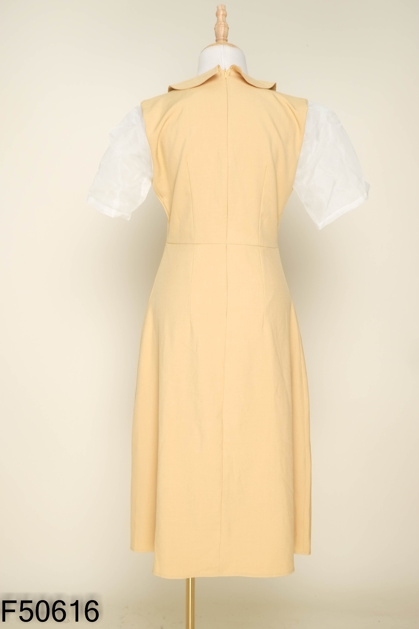 Váy MẨU BOUTIQUE vàng cổ bẻ tay trắng