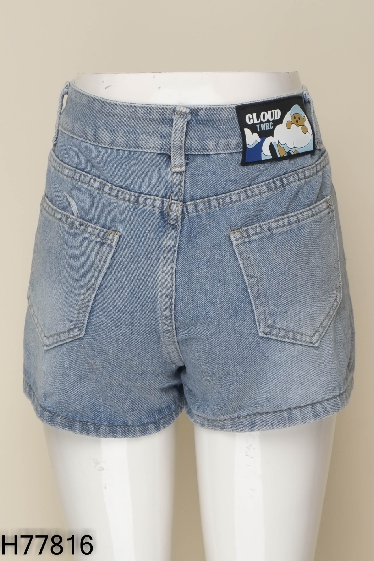 Quần shorts jeans xanh thêu họa tiết