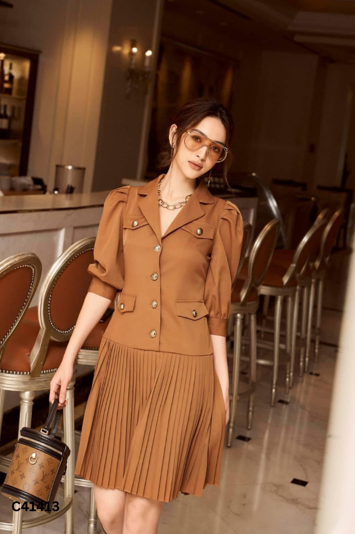 NEWTAG Váy nâu KANEL xếp ly phối cúc