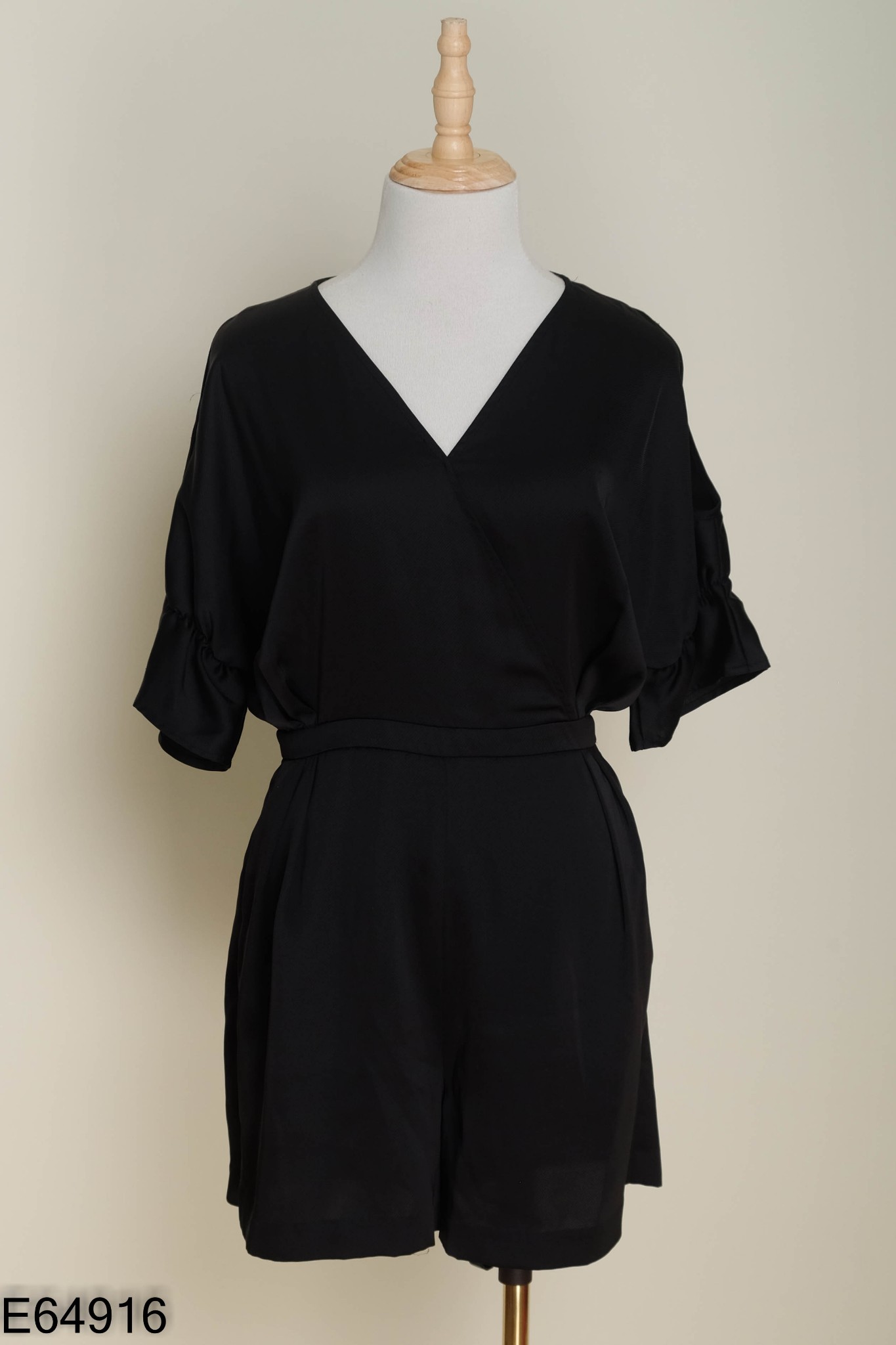 Jumpsuits lụa IVY MODA đen cổ V