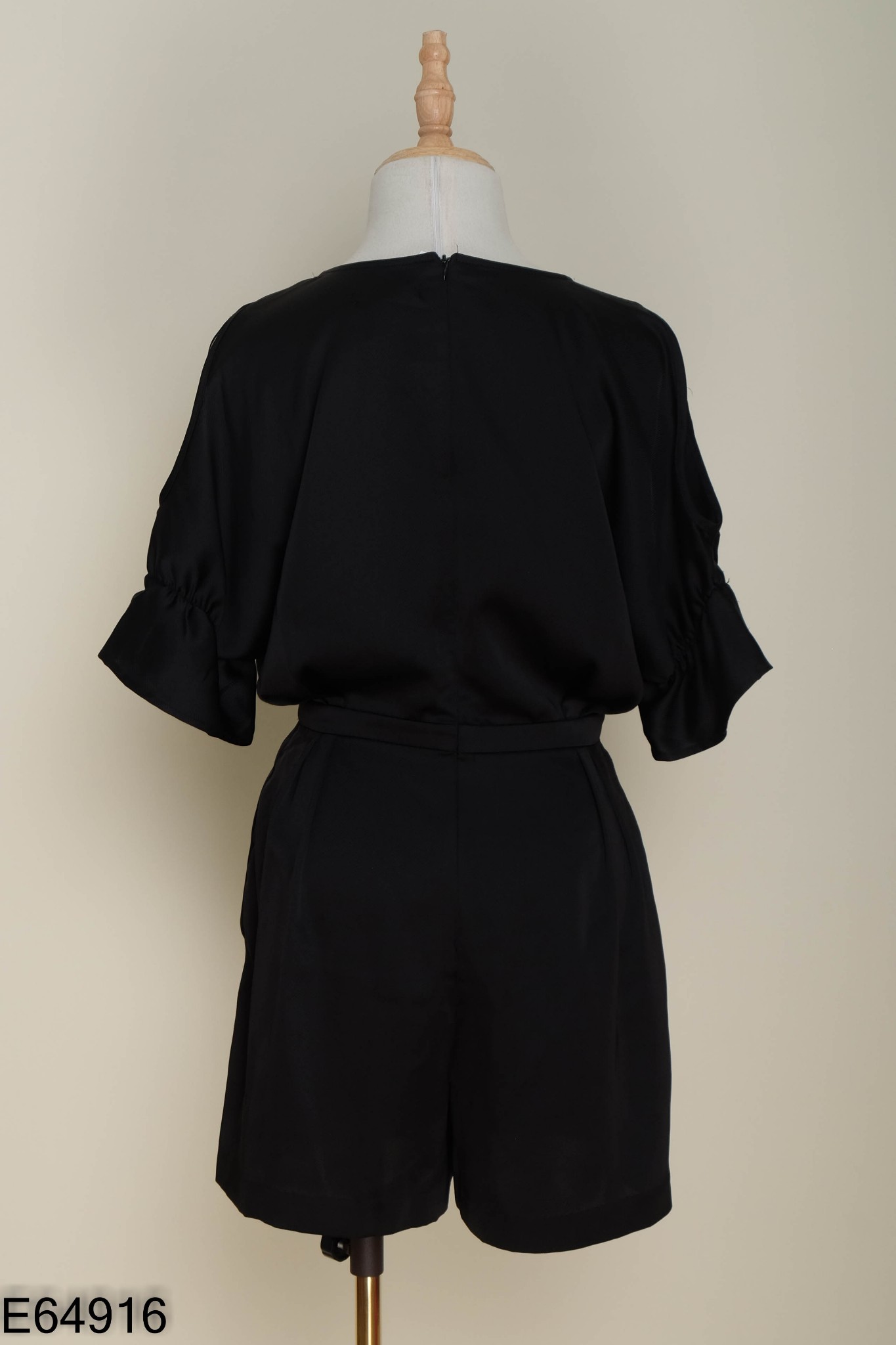 Jumpsuits lụa IVY MODA đen cổ V