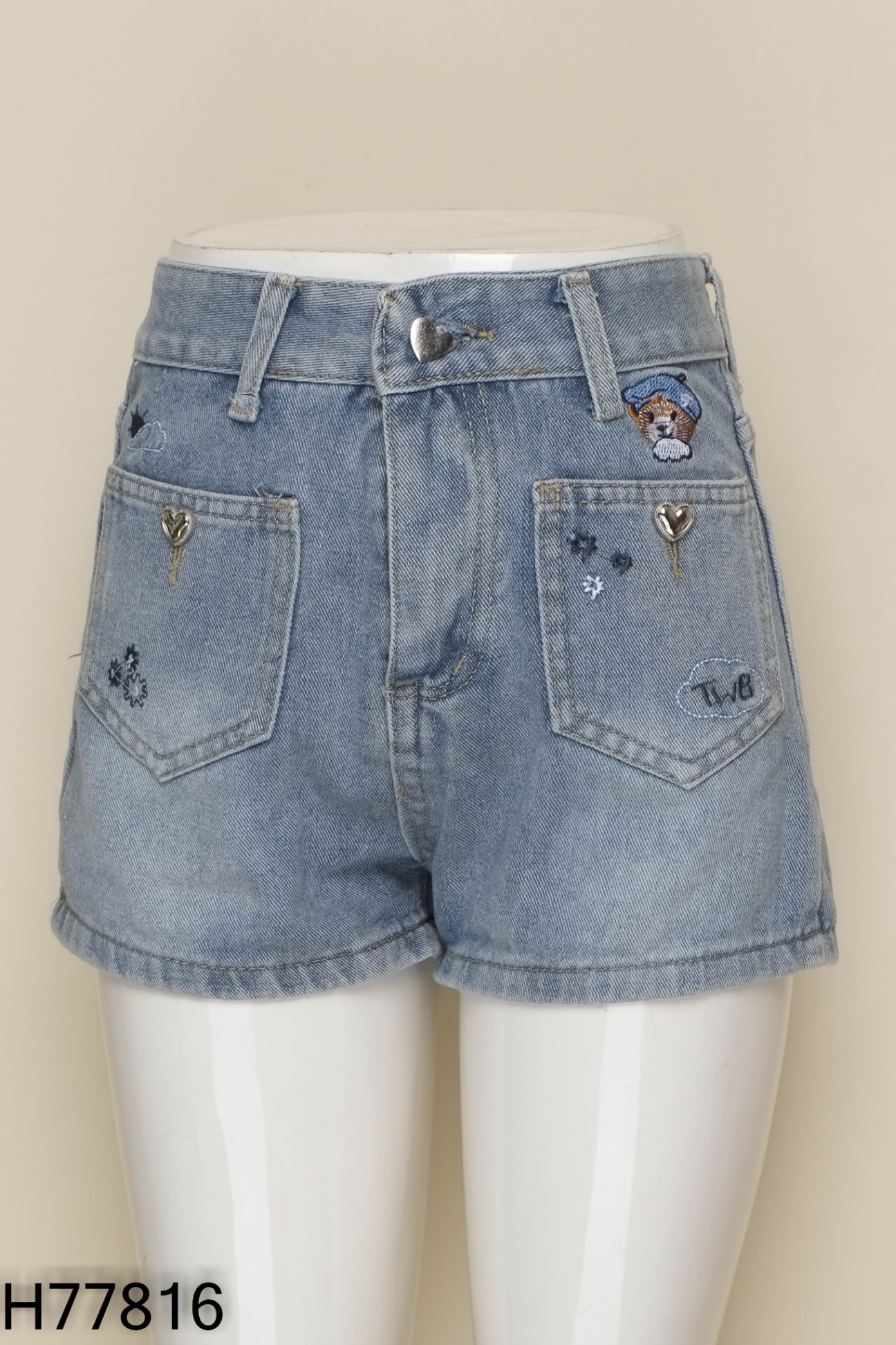 Quần shorts jeans xanh thêu họa tiết