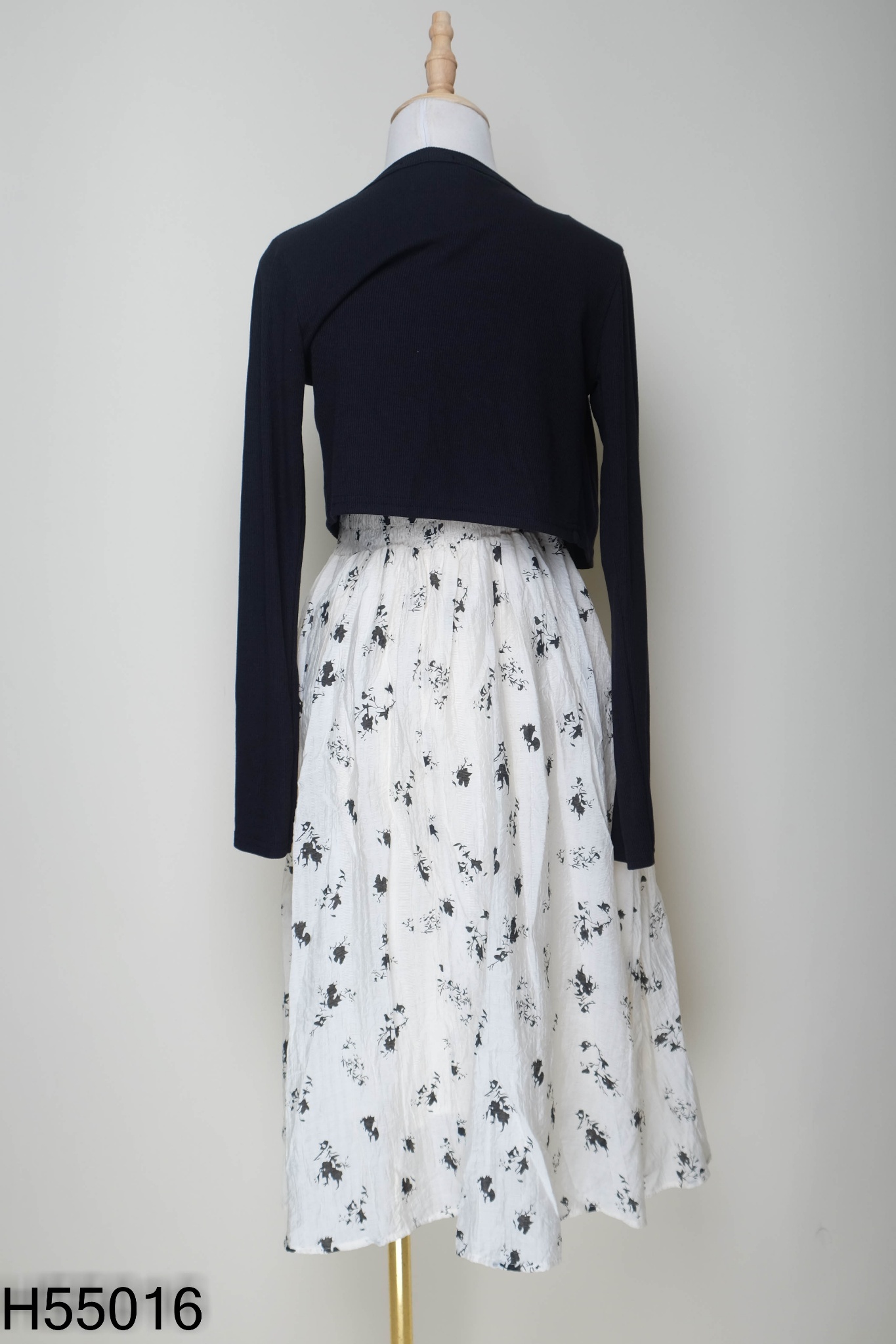 Set váy hai dây be+áo cardigan đen