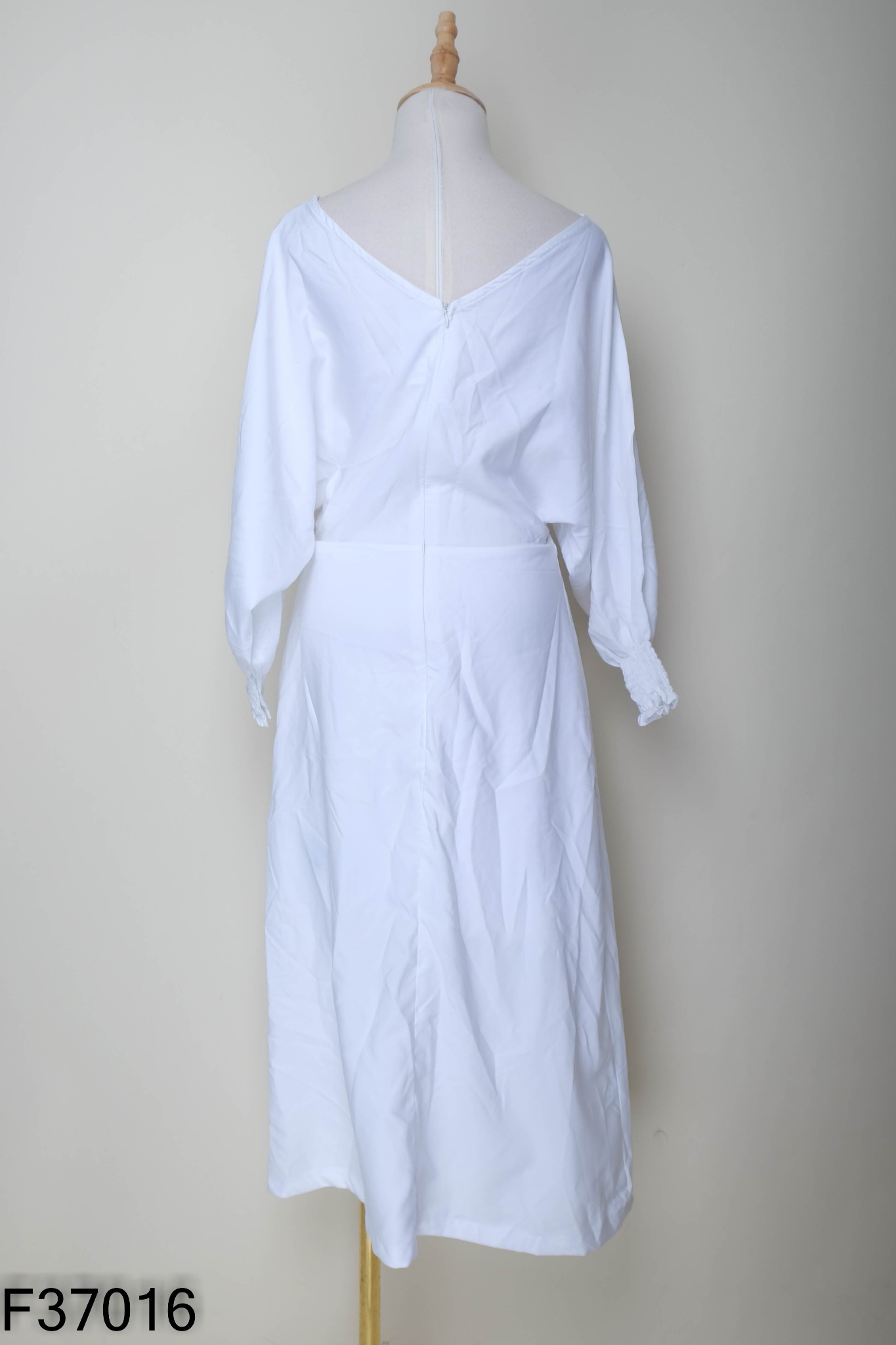 Váy trắng cổ V