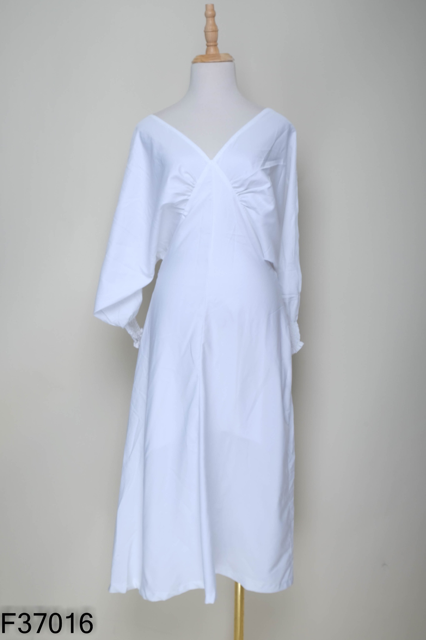 Váy trắng cổ V