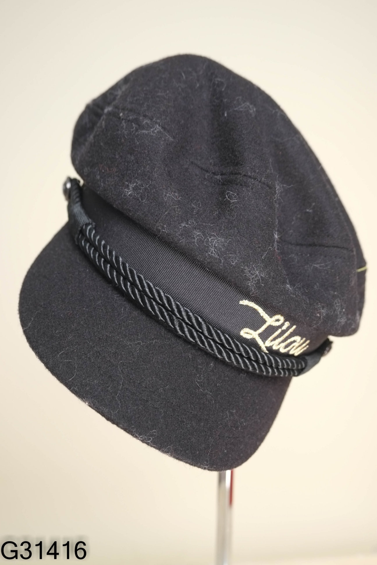 Mũ beret dạ đen