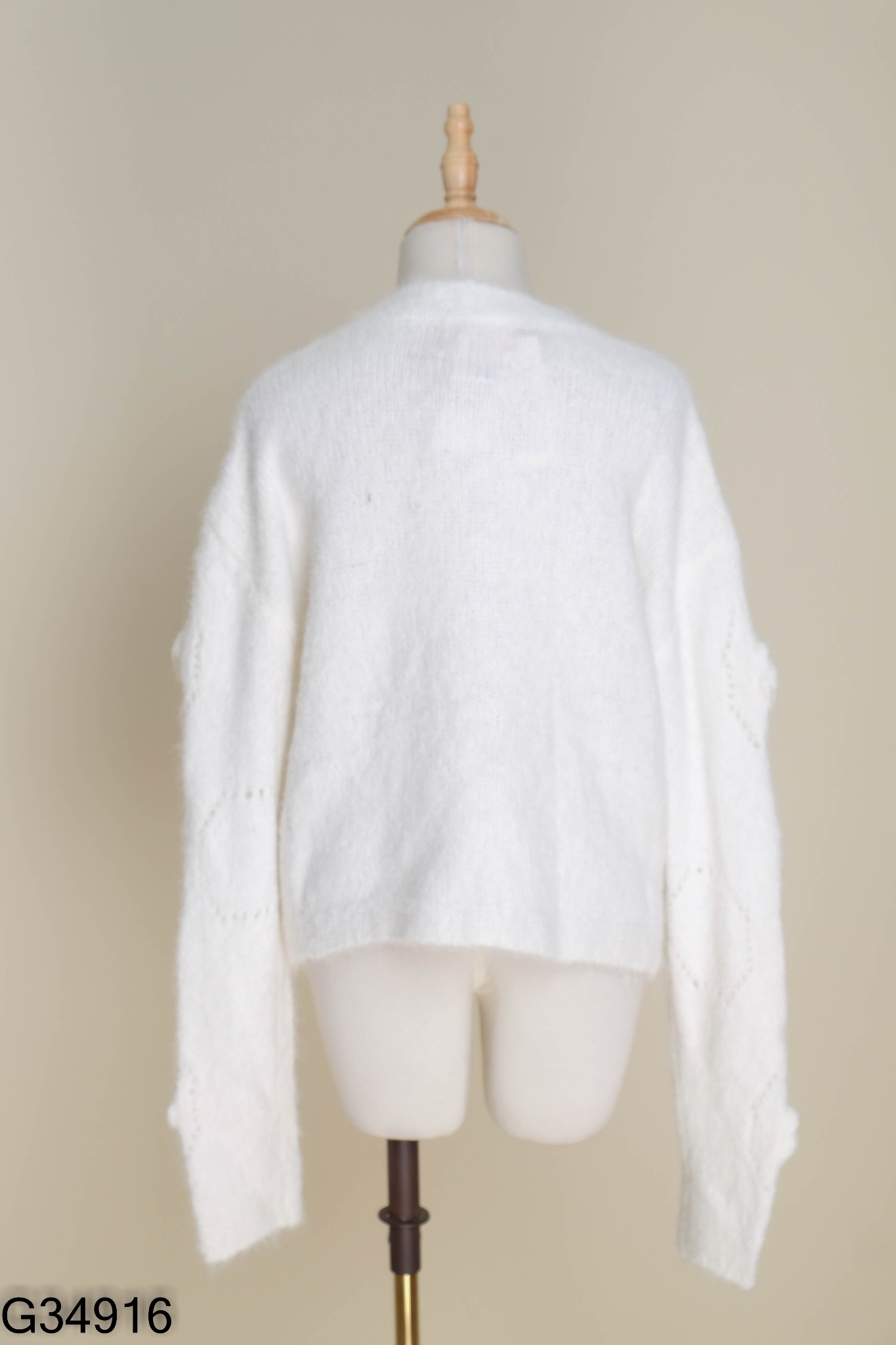 Áo cardigan len trắng đính hoa