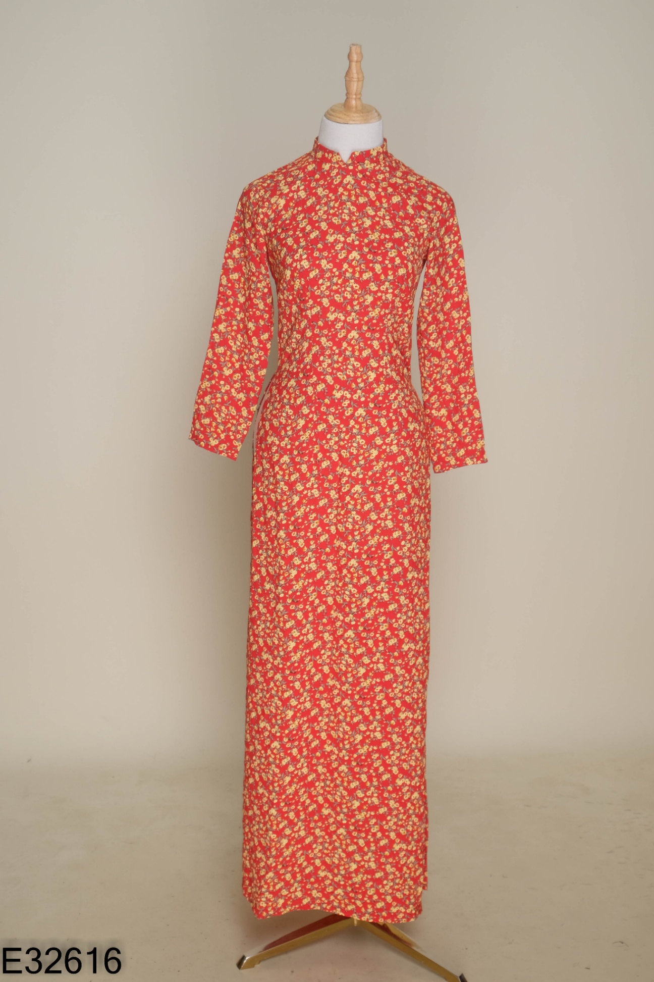 Áo dài đỏ hoa vàng