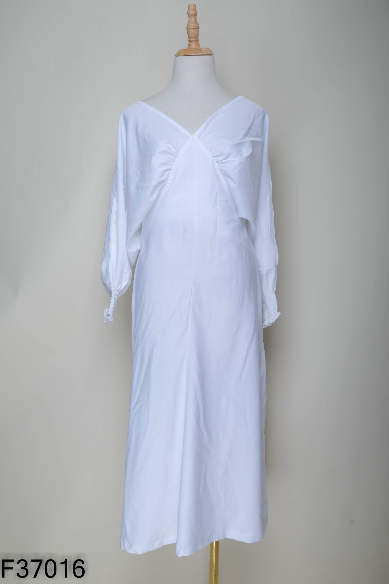 Váy trắng cổ V