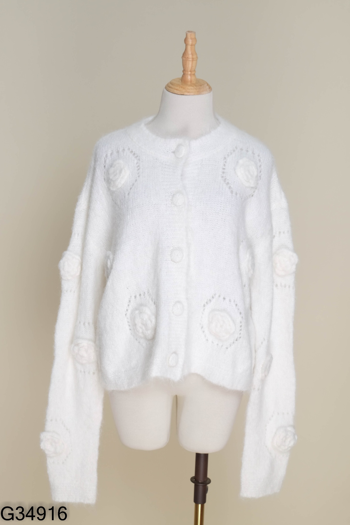 Áo cardigan len trắng đính hoa