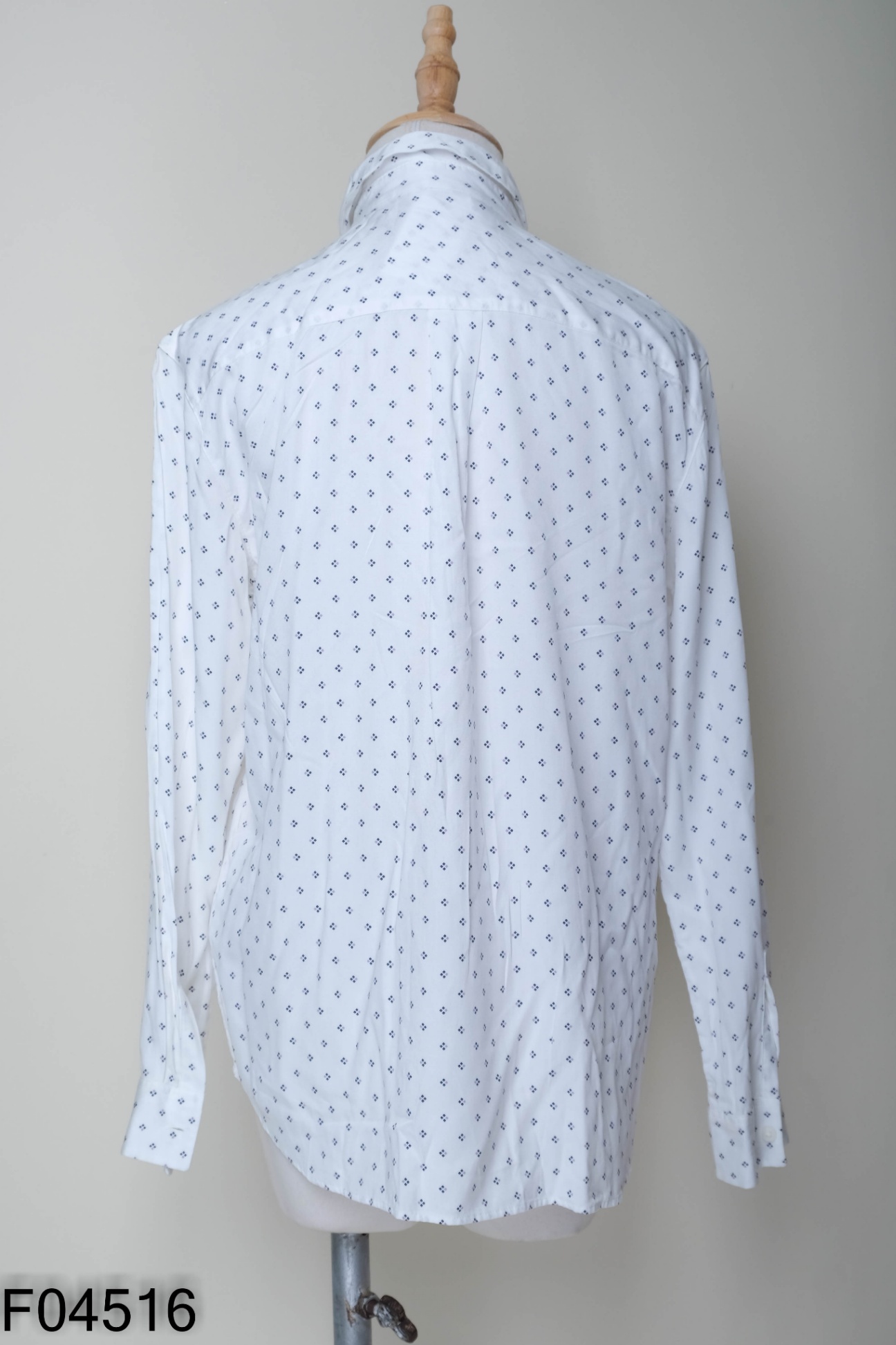 Áo sơ mi UNIQLO trắng họa tiết