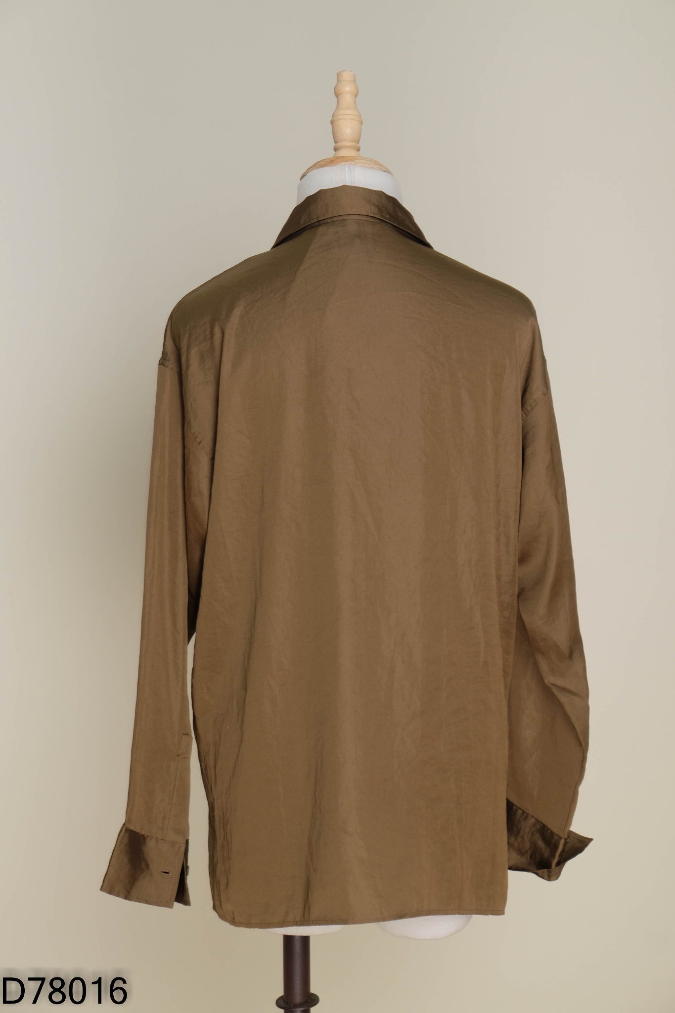 Áo UNIQLO lụa xanh rêu