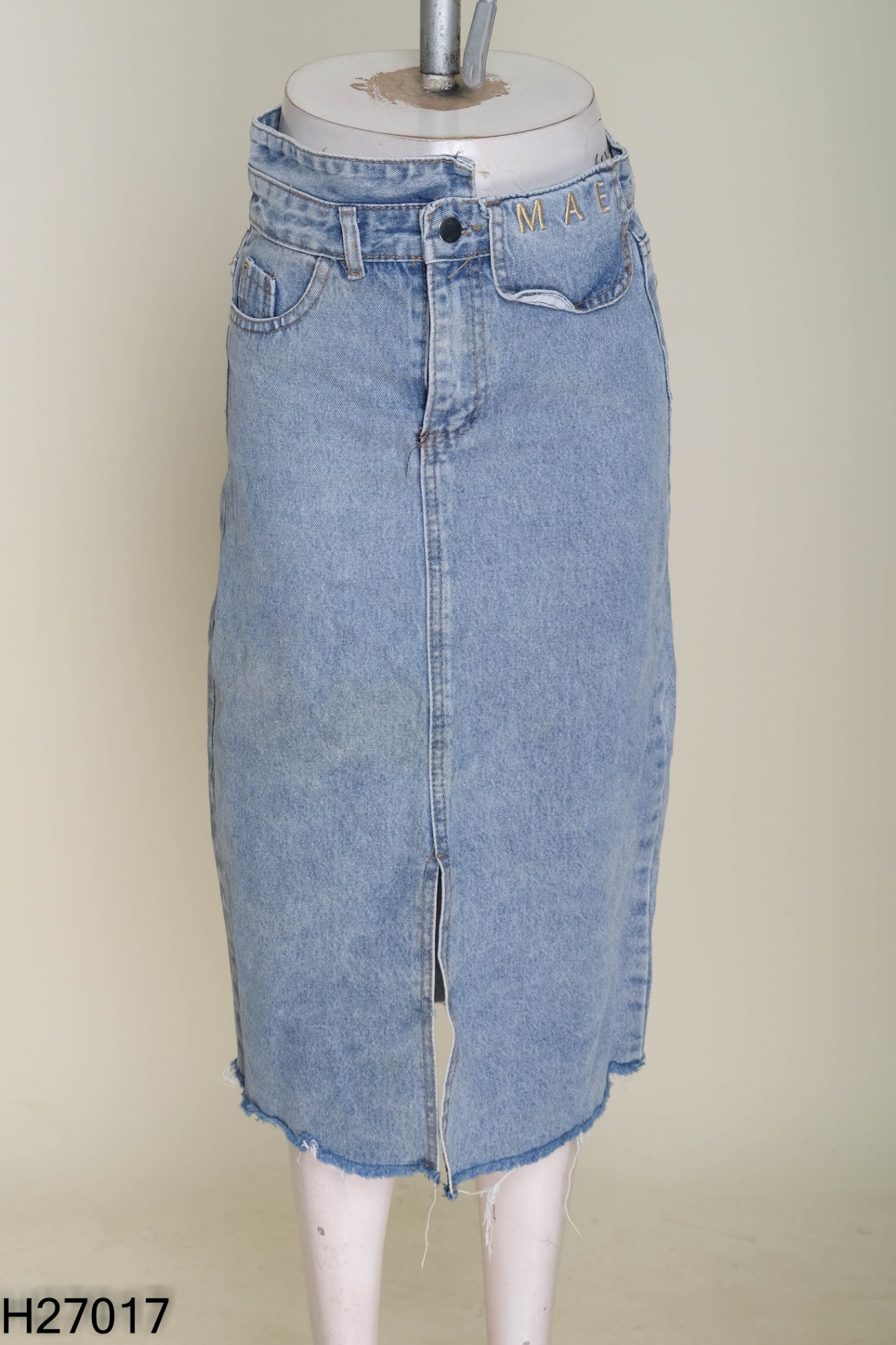 Chân váy jeans xanh xẻ tà