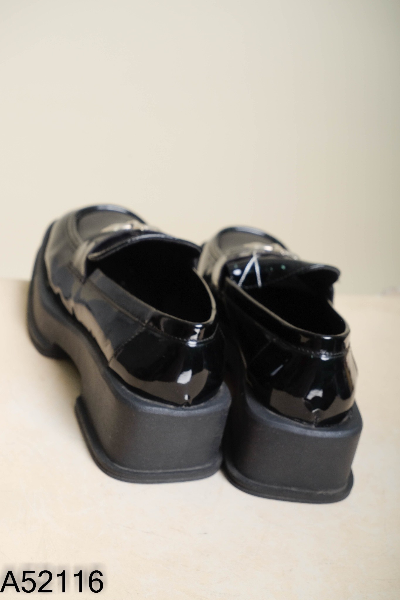 Giày loafer đen phối kim loại