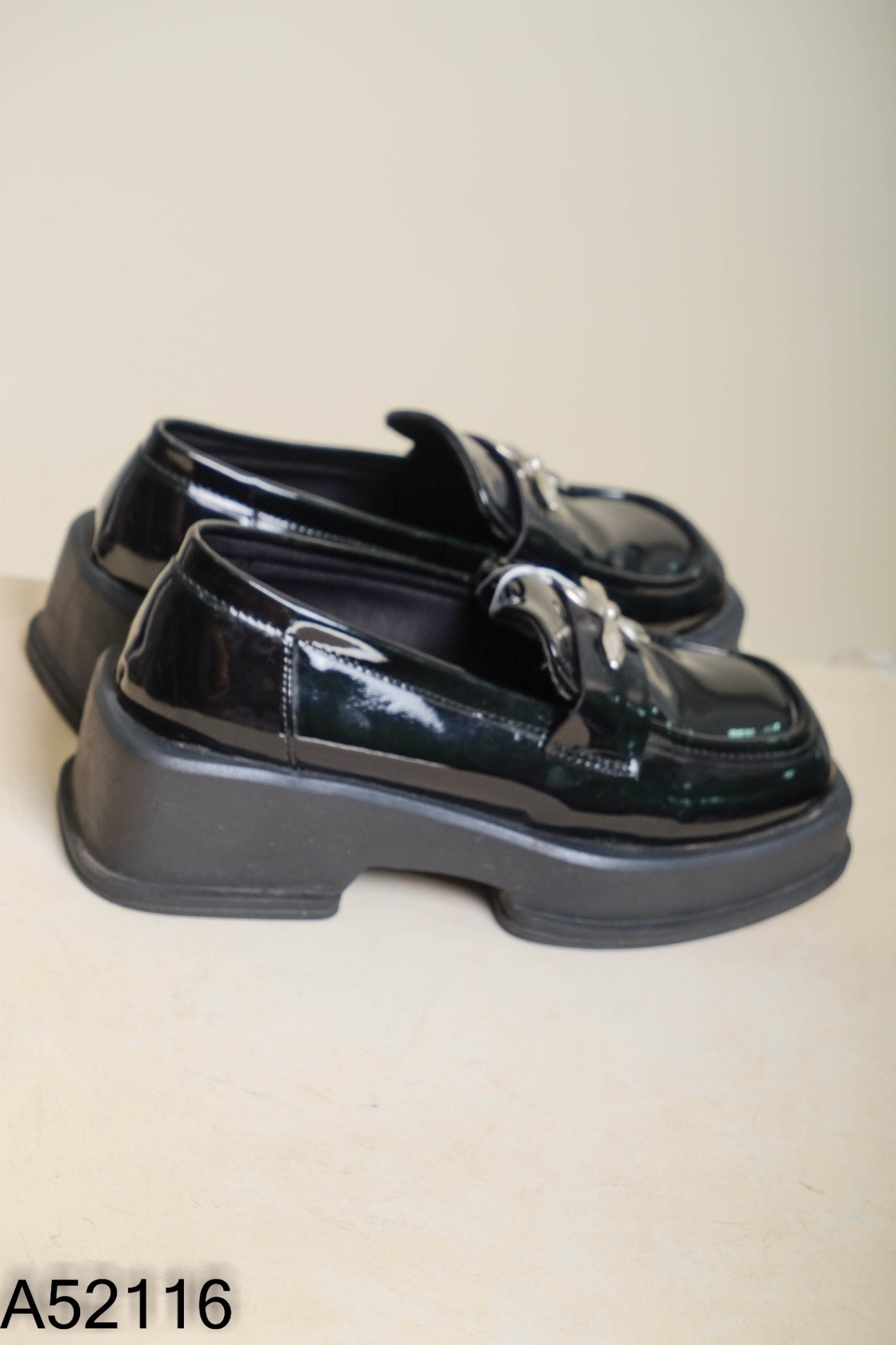 Giày loafer đen phối kim loại