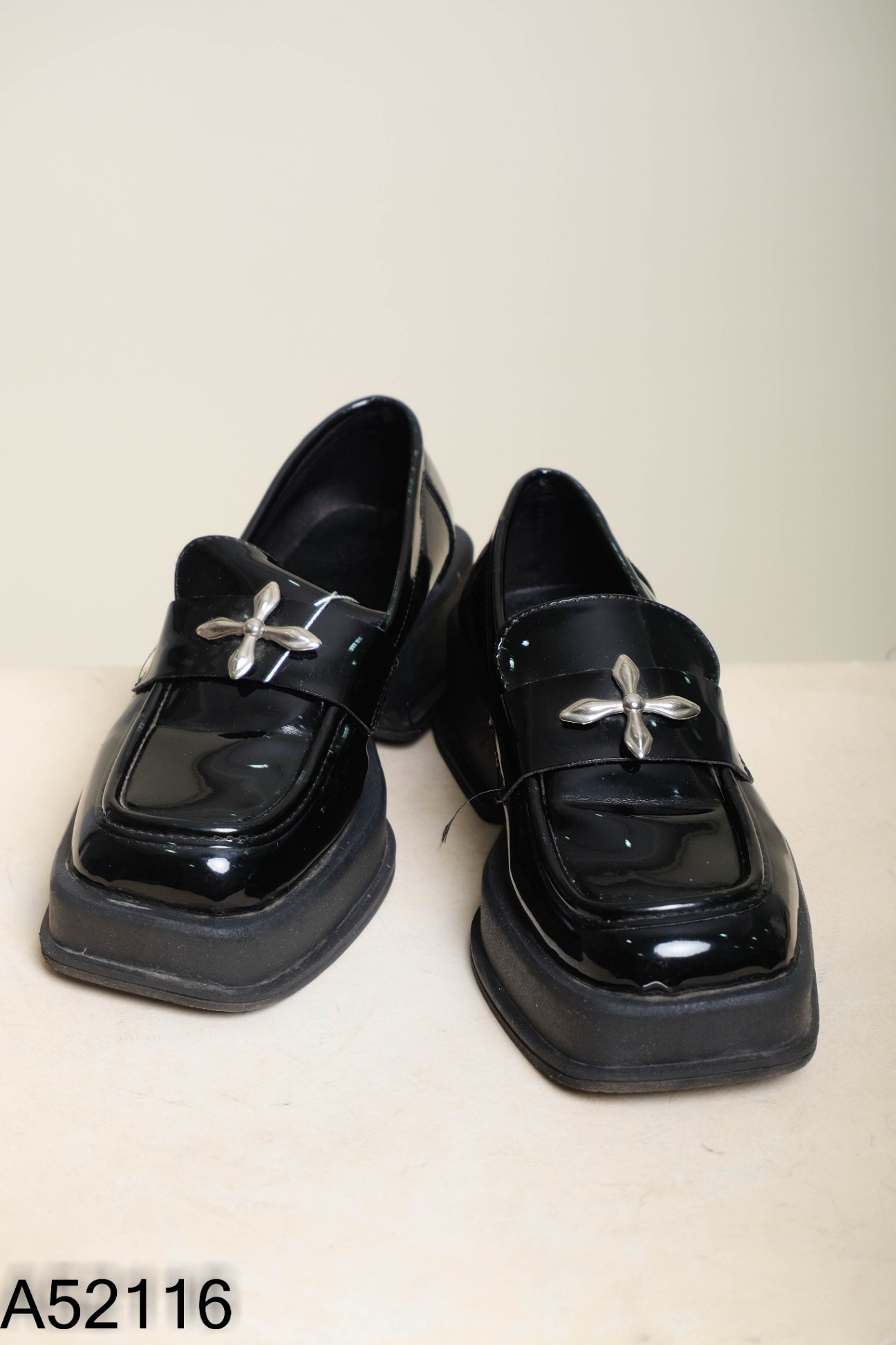 Giày loafer đen phối kim loại