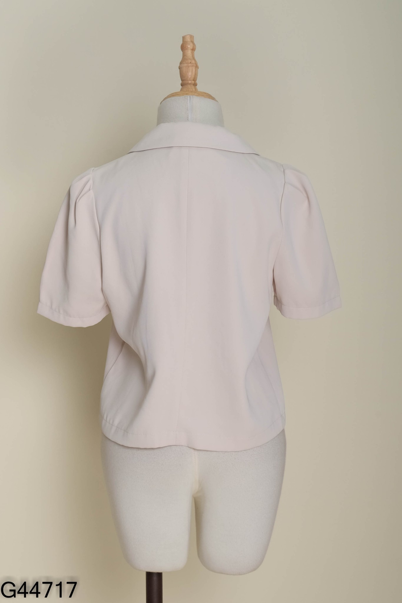 Áo be cổ vest