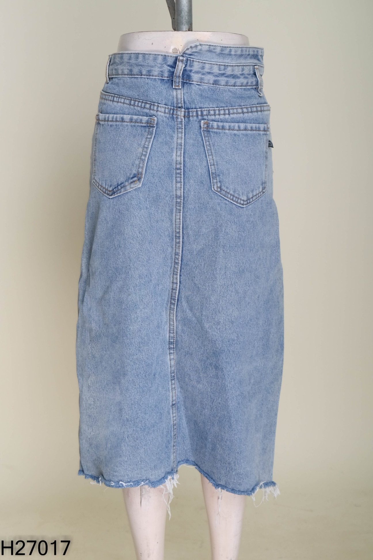 Chân váy jeans xanh xẻ tà