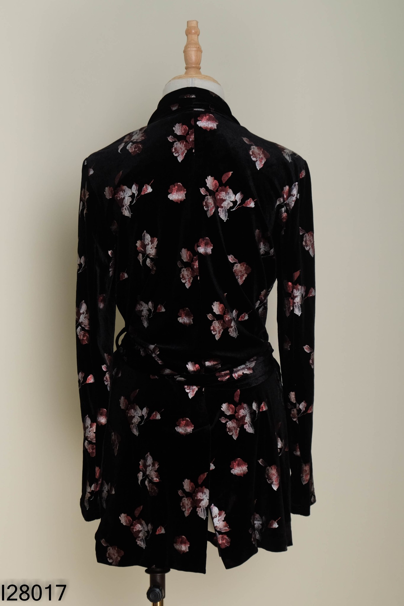 Blazer VILA CLOTHES nhung đen họa tiết hoa