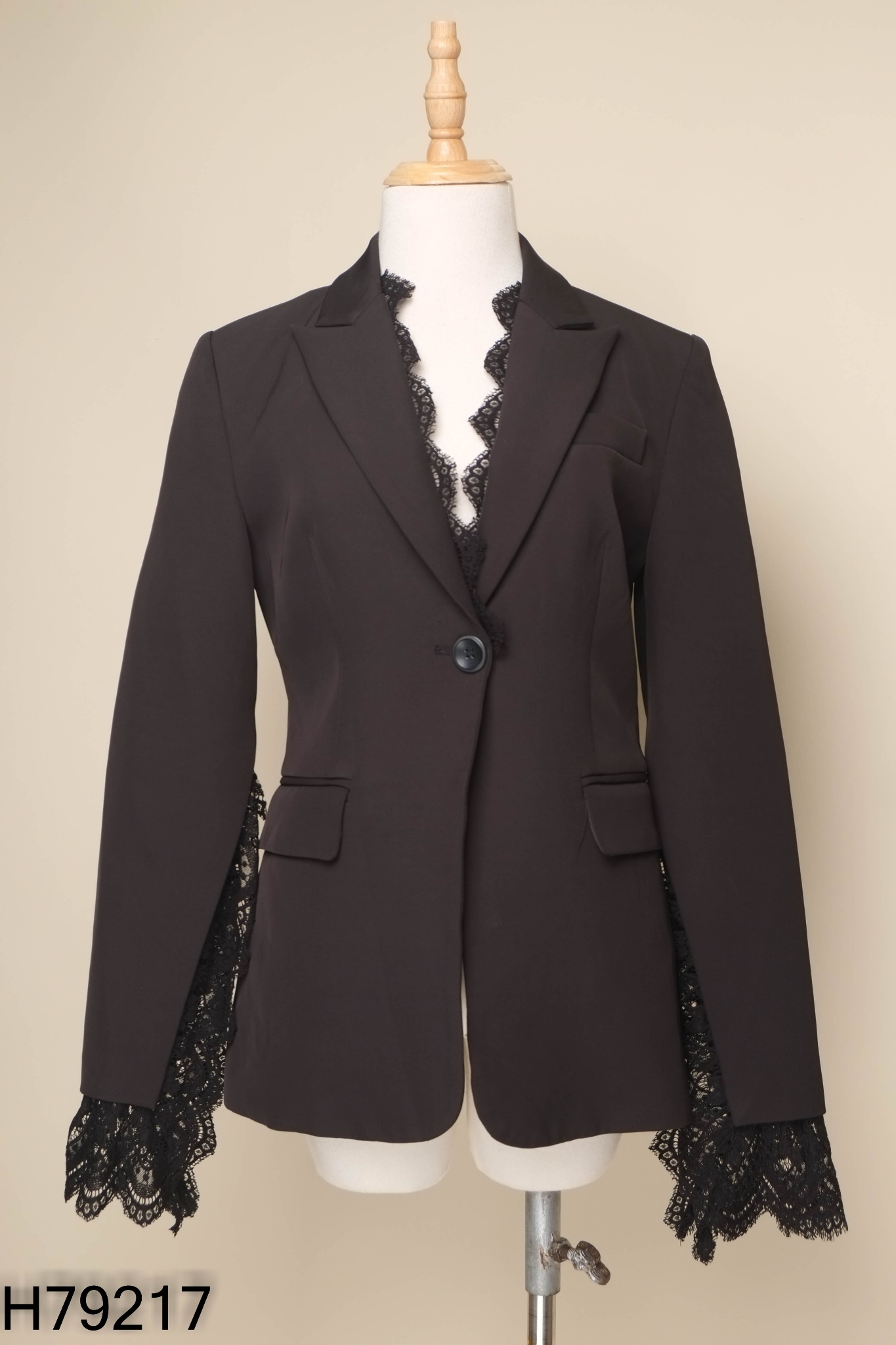 Blazer đen phối ren đen