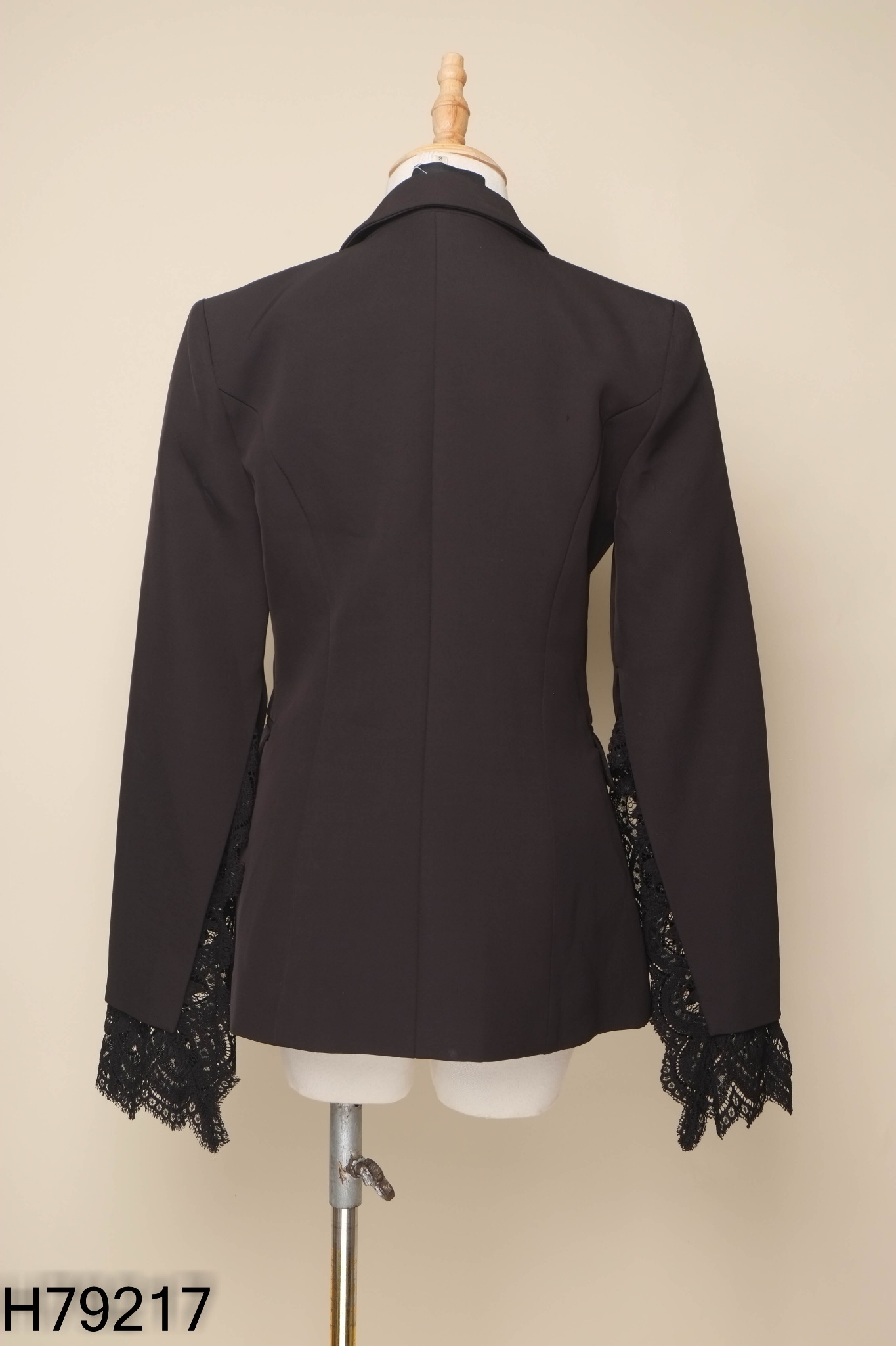 Blazer đen phối ren đen