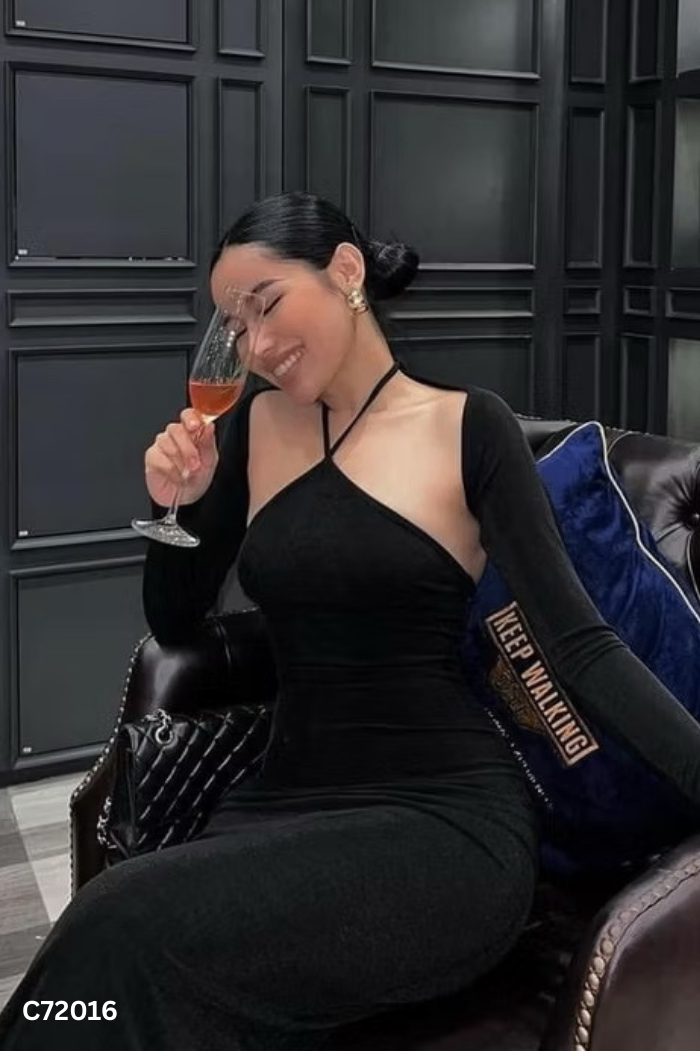Váy đen phối dây