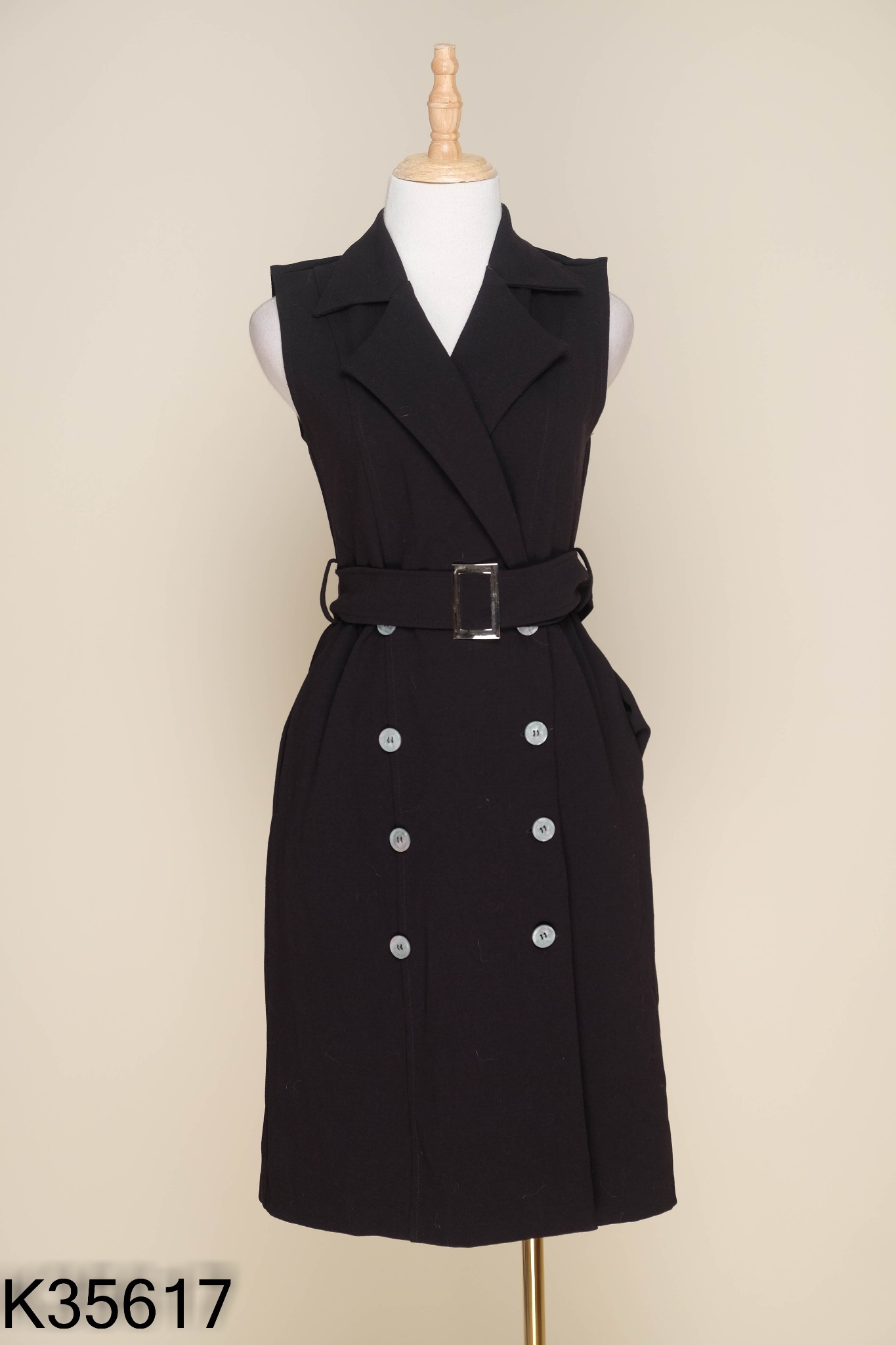 Váy đen cổ vest