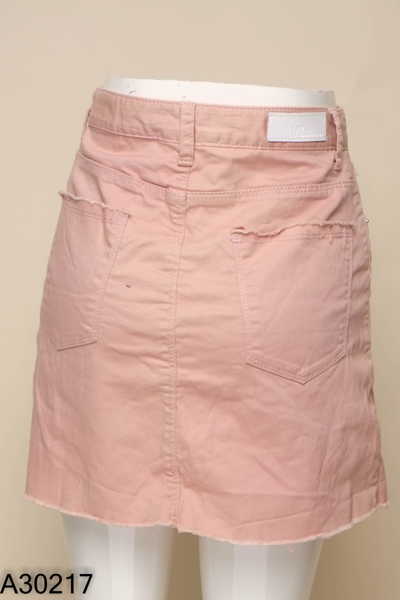Chân váy jeans hồng cắt gấu