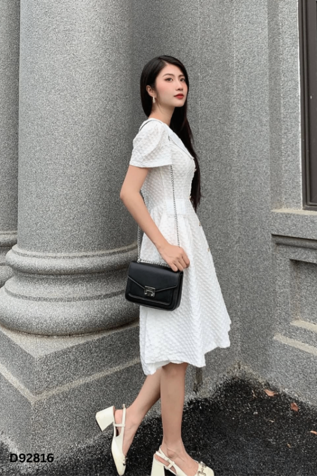 NEWTAG Váy trắng phối cúc vàng