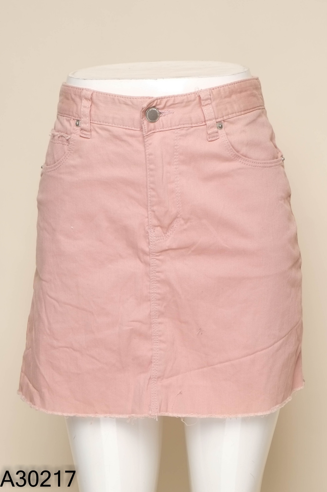 Chân váy jeans hồng cắt gấu