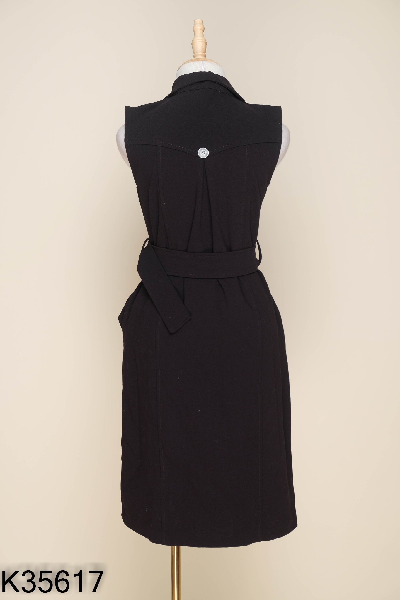 Váy đen cổ vest