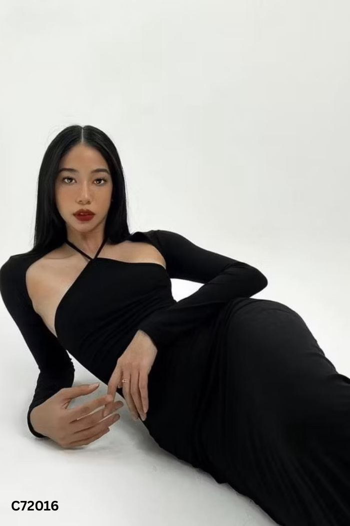 Váy đen phối dây