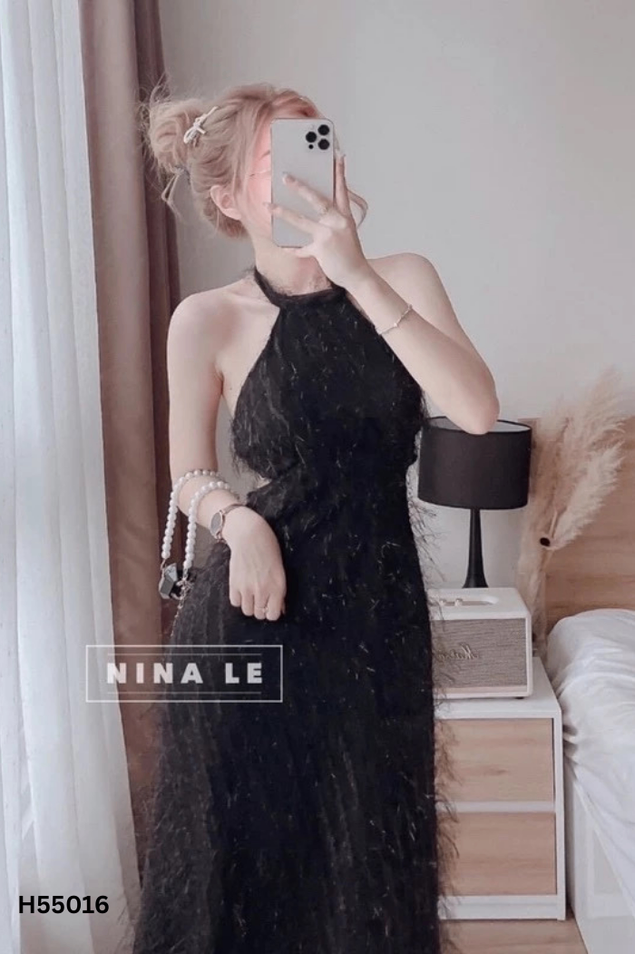 Váy cổ yếm đen khoét lưng