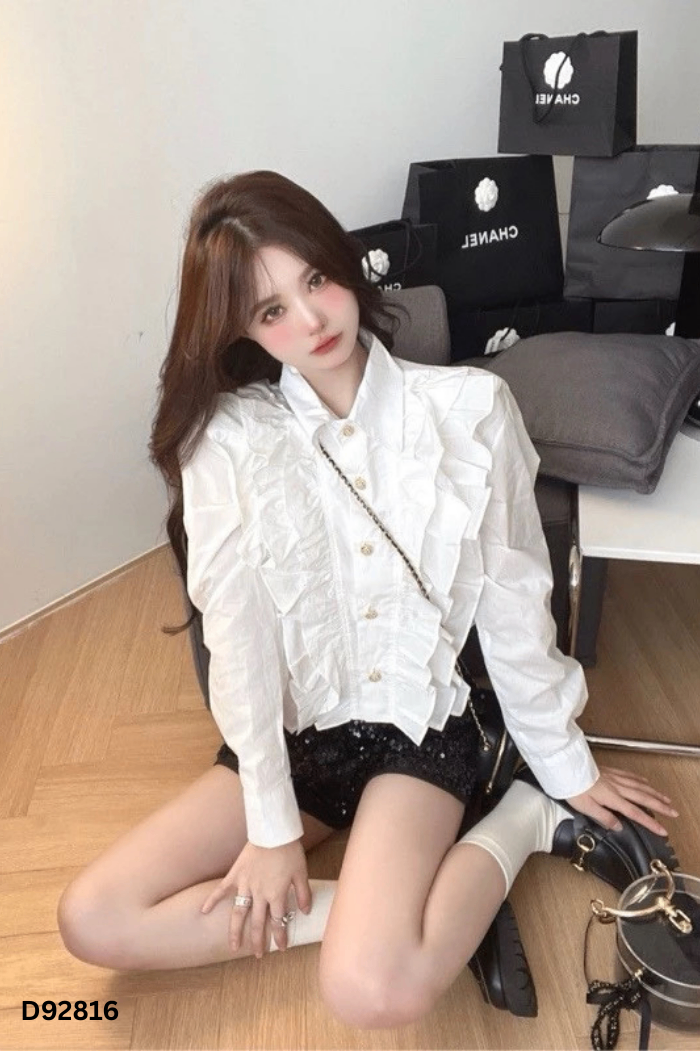 Áo sơ mi trắng cúc vàng phối bèo