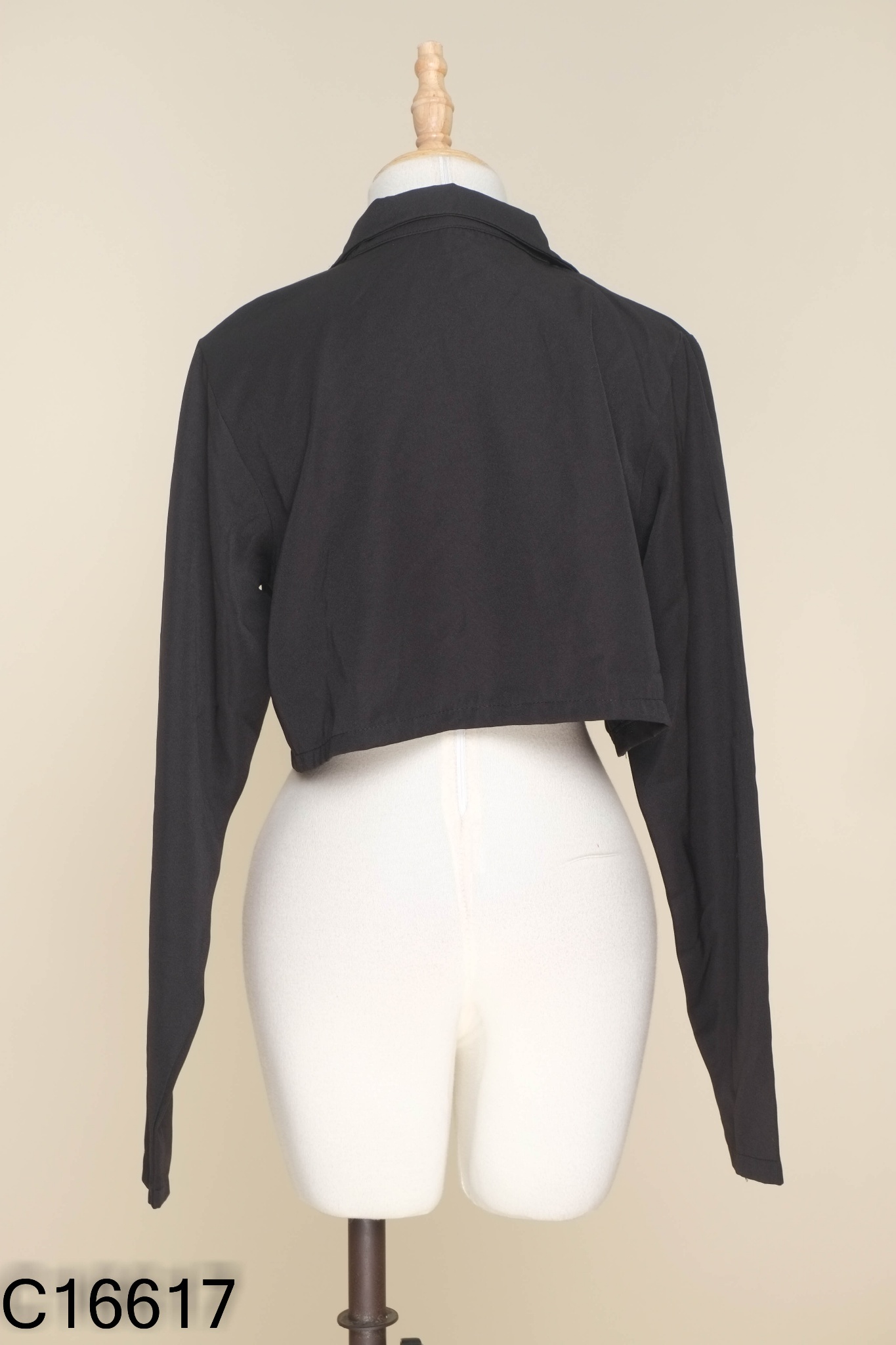 Áo blazer đen dáng ngắn
