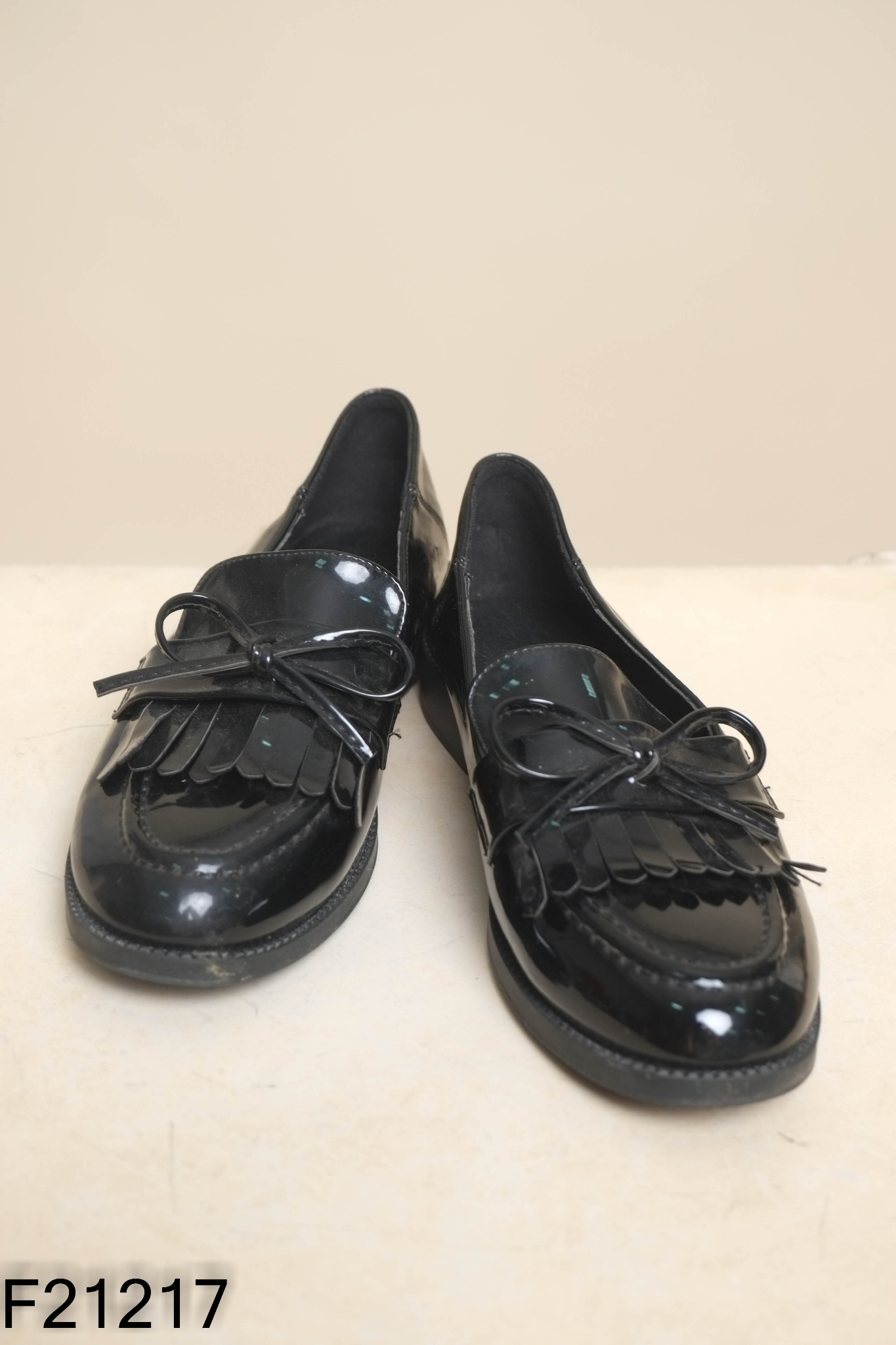 Giày loafer da đen tua rua