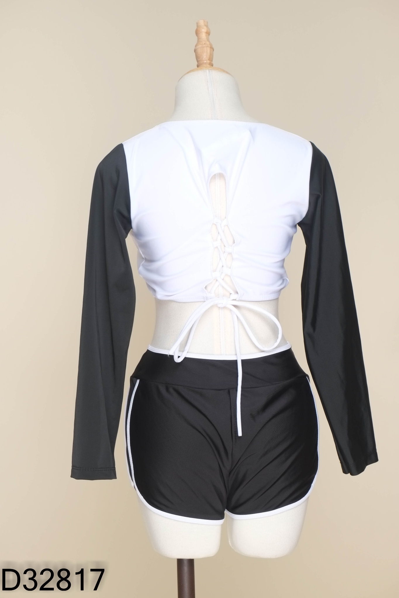 SET Bikini 2 mảnh áo trắng tay đen + quần short đen
