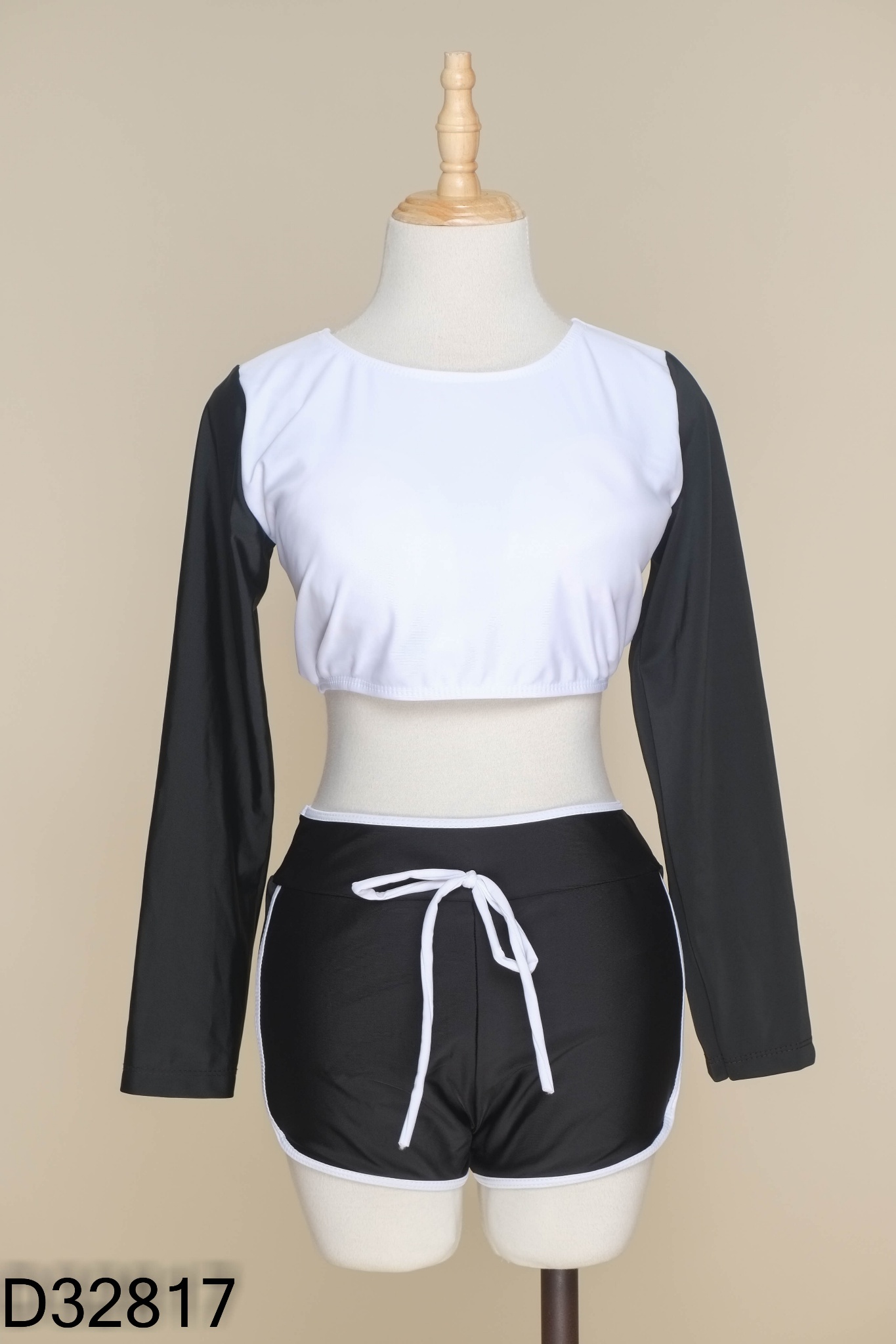SET Bikini 2 mảnh áo trắng tay đen + quần short đen