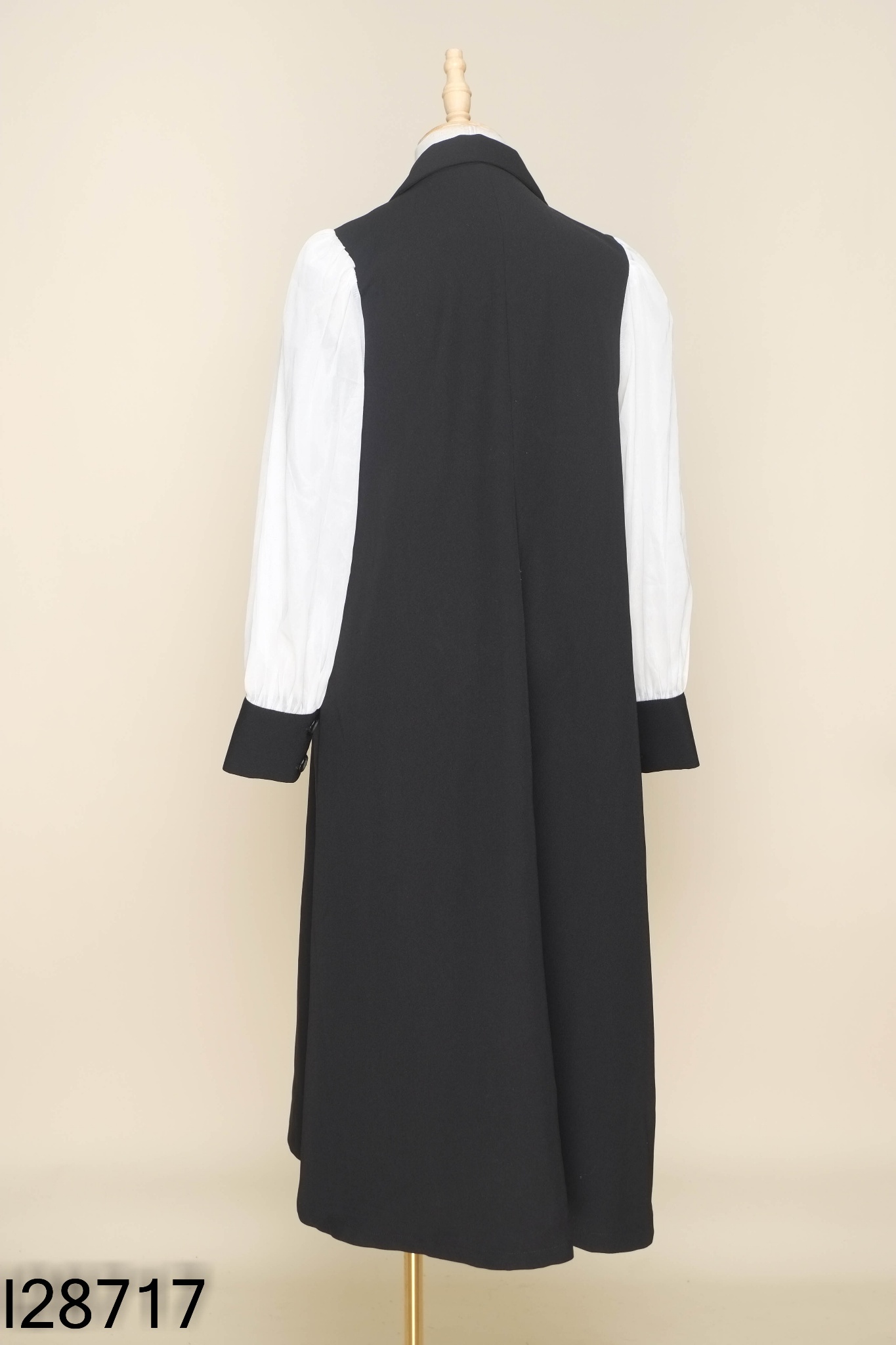 Váy đen cổ vest tay trắng
