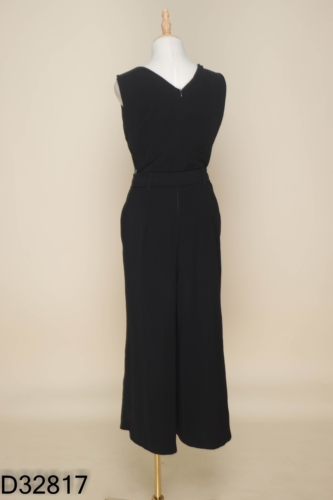 Jumpsuit sát nách đen trơn